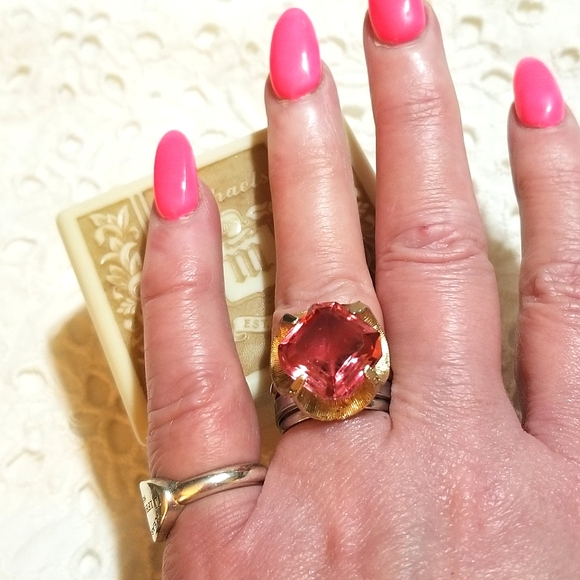 Pretty in Pink! Vintage 1970s Large Pink Glass Gold plated Ring - Picture 4 of 8